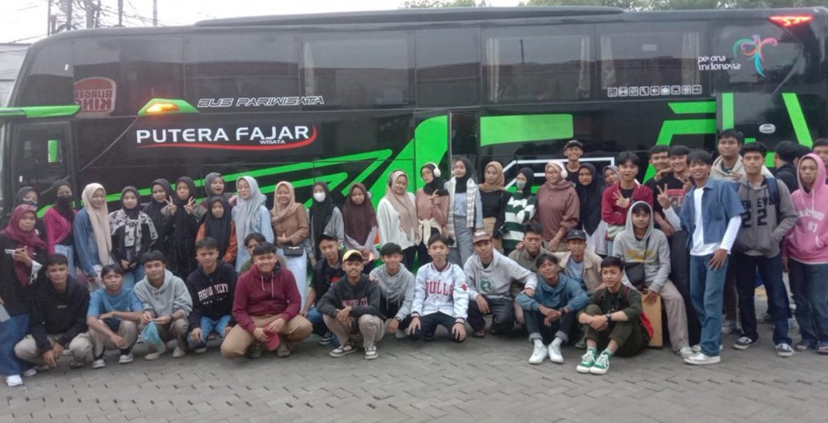 alee_ulee's tweet photo. Innalillahi wa inna ilaihi raajiuun.. Turut berduka cita atas peristiwa Bus kecelakaan yang membawa Para siswa SMK Lingga Kencana Depok. Semoga Husnul Khatimah 😭🤲🏻  #innalillahi #smklinggakencanadepok https://t.co/KKdi0GUmme