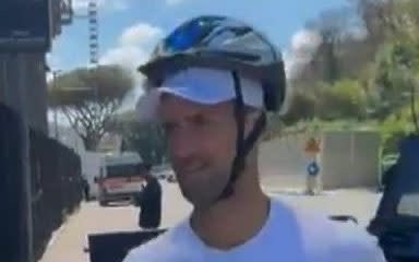 Accidentally hit by a water bottle while signing autographs yesterday, walks in today with a bike helmet. This is so cute (perfectly like the ‘joker’ in his nick 😃)  

#ItalianOpen #ForoItalico 

@DjokerNole 

(Image: @YahooSports )