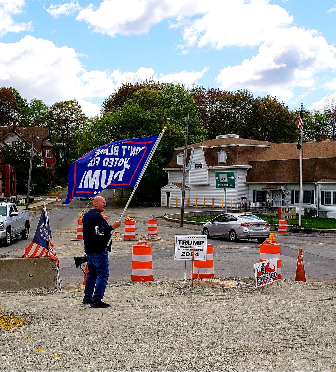 I may be running for US Senate, but I'm also doing my part as a co-captain for the @Mass4Trump team out in a small town 💪🇺🇲