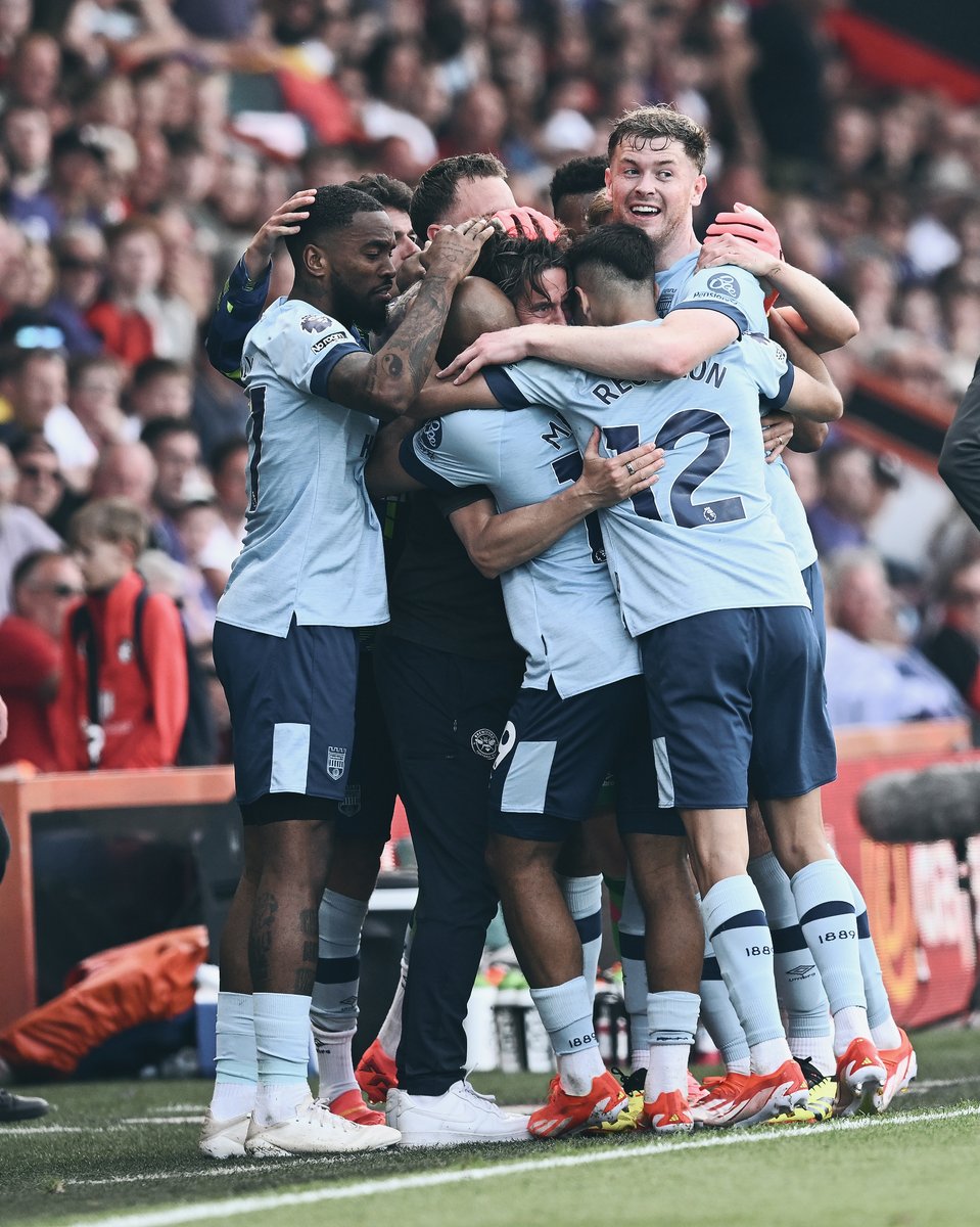 BrentfordFC's tweet image. Thomas Frank was at the game today, despite the death of his father, Preben, on Friday morning

All our thoughts are with you and your family, Thomas ❤🐝