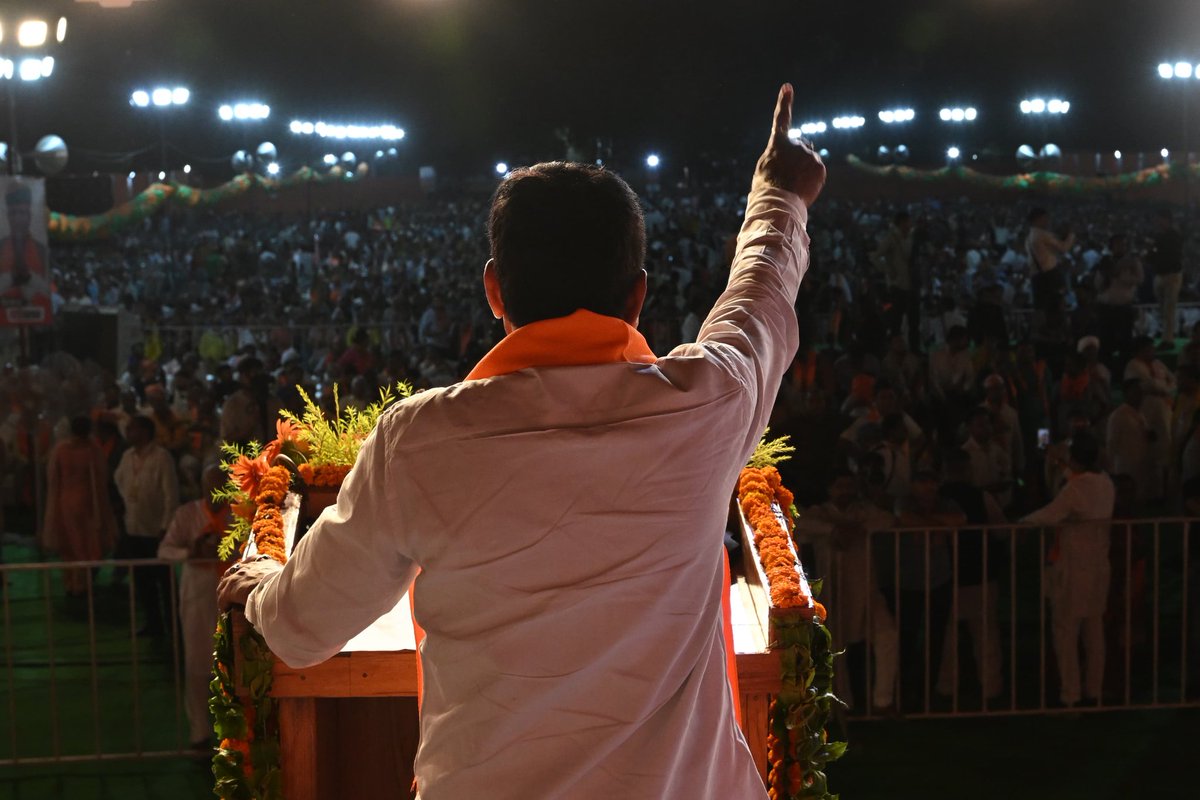yogenderchando1's tweet photo. आज केंद्रीय कानून एवं न्याय, संस्कृति एवं संसदीय कार्य मंत्री मा. श्री @arjunrammeghwal जी एवं सड़क परिवहन राजमार्ग, नागरिक उड्डयन राज्यमंत्री मा. @Gen_VKSingh जी ने रोहिणी सेक्टर 21 में आयोजित विशाल अनुरोध सभा को संबोधित किया।

इस दौरान भारी संख्या में गणमान्य जनसमूह की‌ उपस्थिति रही, जय श्री राम और भारत माता की जय के जयकारों से पूरा कार्यक्रम प्रांगण गूंज उठा। 

आदरणीय प्रधानमंत्री जी के नेतृत्व में भाजपा सरकार की विभिन्न जनहितैषी योजनाओं का परिणाम है कि देशभर के गरीबों के सपने साकार हो रहे हैं। मोदी सरकार की योजनाओं से लोगों के जीवन में आ रहा बदलाव #ModiKiGuarantee का परिणाम है और इसके ही फलस्वरूप उत्तर पश्चिम लोकसभा के जन जन का समर्थन भाजपा को प्राप्त हो रहा है। 

कार्यक्रम के दौरान उपस्थित उत्तर पश्चिम लोकसभा की देवतुल्य जनता का उत्साह बता रहा है कि उत्तर पश्चिमी लोकसभा समेत दिल्ली की सभी सात लोकसभा सीटों पर सुशासन व गरीब कल्याण का पर्याय भारतीय जनता पार्टी का कमल का फूल पुनः खिलने जा रहा है। 

भारी संख्या में उपस्थित होकर कार्यक्रम को सफल बनाने के लिए मैं आप सभी का कोटि-कोटि आभार व्यक्त करता हूं।

#YogenderChandolia #BJP4INDIA #LokSabhaElections2024 #NortWest #PhirEkBarModiSarkar #AbkiBaar400Paar #BJP4Delhi #Delhi #ModiJiKaYogender

@narendramodi @JPNadda @AmitShah @OPDhankar @Virend_Sachdeva @PavanRanaRSS  @bjp4india @bjp4delhi @blsanthosh