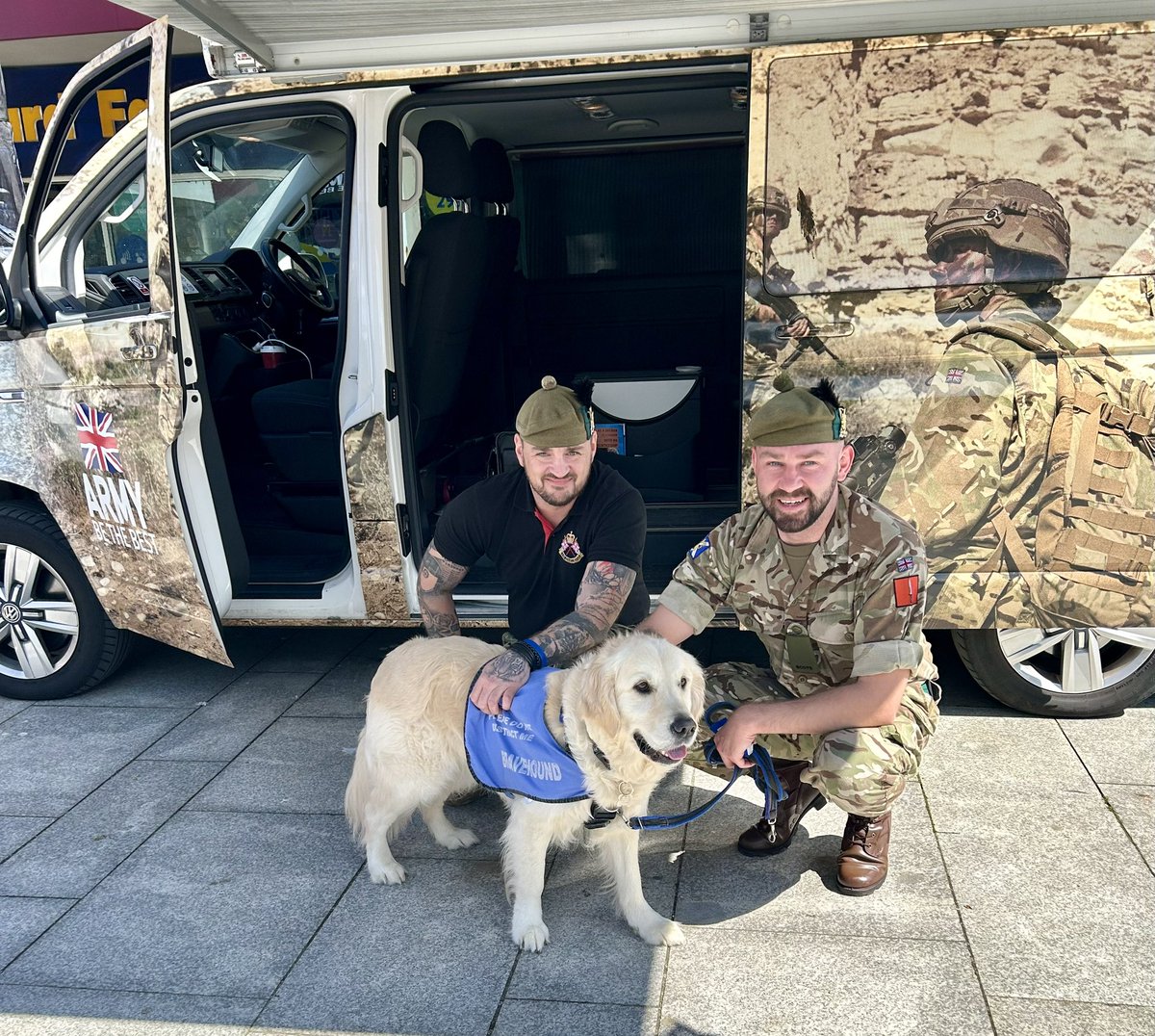 Met two butch #soldiers who became big softies and gave me lots of cuddles. Veteran allows this for fellow #army folk - but not for the #navy or #RAF - we have standards!! Please join me in thanking them for their service.