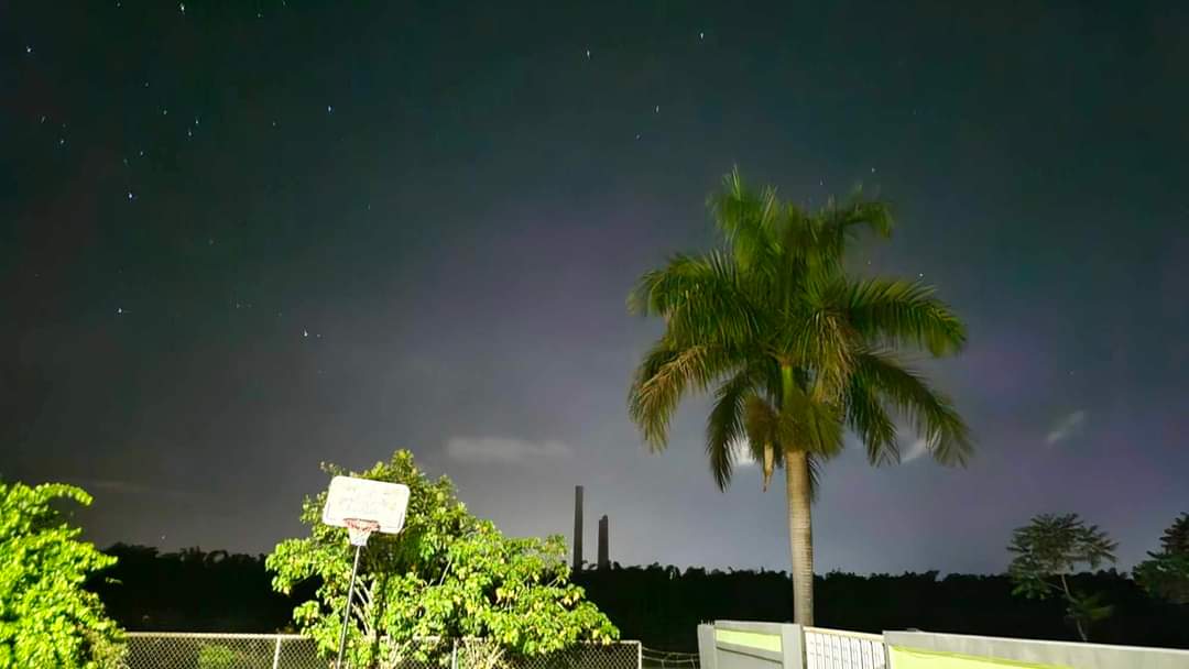 🚨#HISTÓRICO🚨| En horas de la pasada noche se pudo observar auroras Boreales en Puerto Rico y en el Caribe. Debido a la baja latitud de Puerto Rico, los colores rojos fueron visibles. Cabe destacar, que esto es un evento histórico porque desde 1859 no se observaban en esta