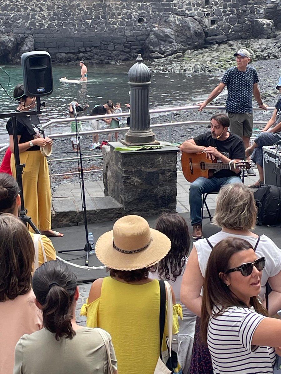 Hoy participamos en la nueva edición del <a href="/FestivalMueca/">Festival Mueca</a> con el espectáculo «Chorros de cuentos». Una función inspirada en la célebre tradición del Puerto de la Cruz de enramar los chorros en la noche de San Juan.