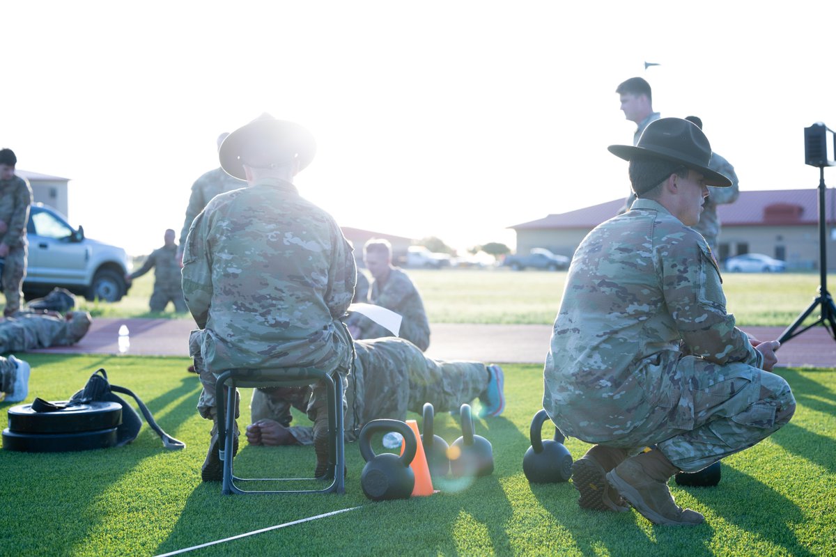 #BRL2024: Only the STRONG survive! 💪 #FiresStrong #BestRedlegCompetition2024 #KingOfBattle @usarmy @TRADOC @redleg6_kob 📷: flic.kr/s/aHBqjBpBDJ