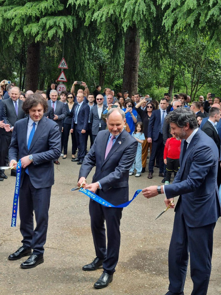 I’m flabbergasted - the EU Ambassador cutting ribbons with those pushing through the Russian law, attacking protestors, beating opposition leaders & threatening activists? What sort of message does this, and in this moment, send to the people of Georgia, @JosepBorrellF???