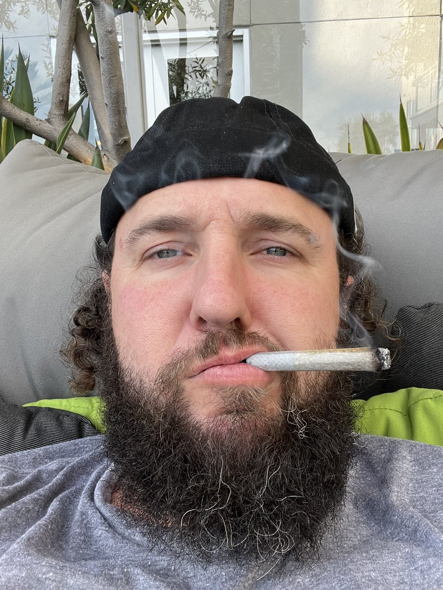 UNCLE 🏴‍☠️ EDDIE 🫵😹 tweet media