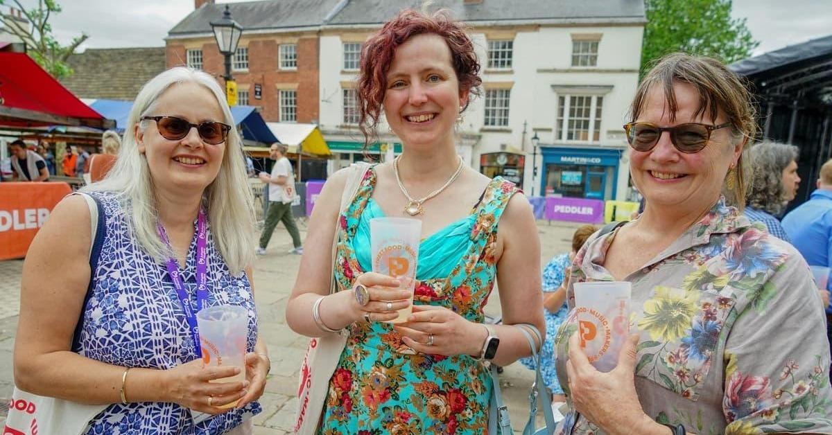 With the Peddler Market returning to Chesterfield later this month, we’ve had a look back at the last times the event has come to the town derbyshiretimes.co.uk/news/people/22…