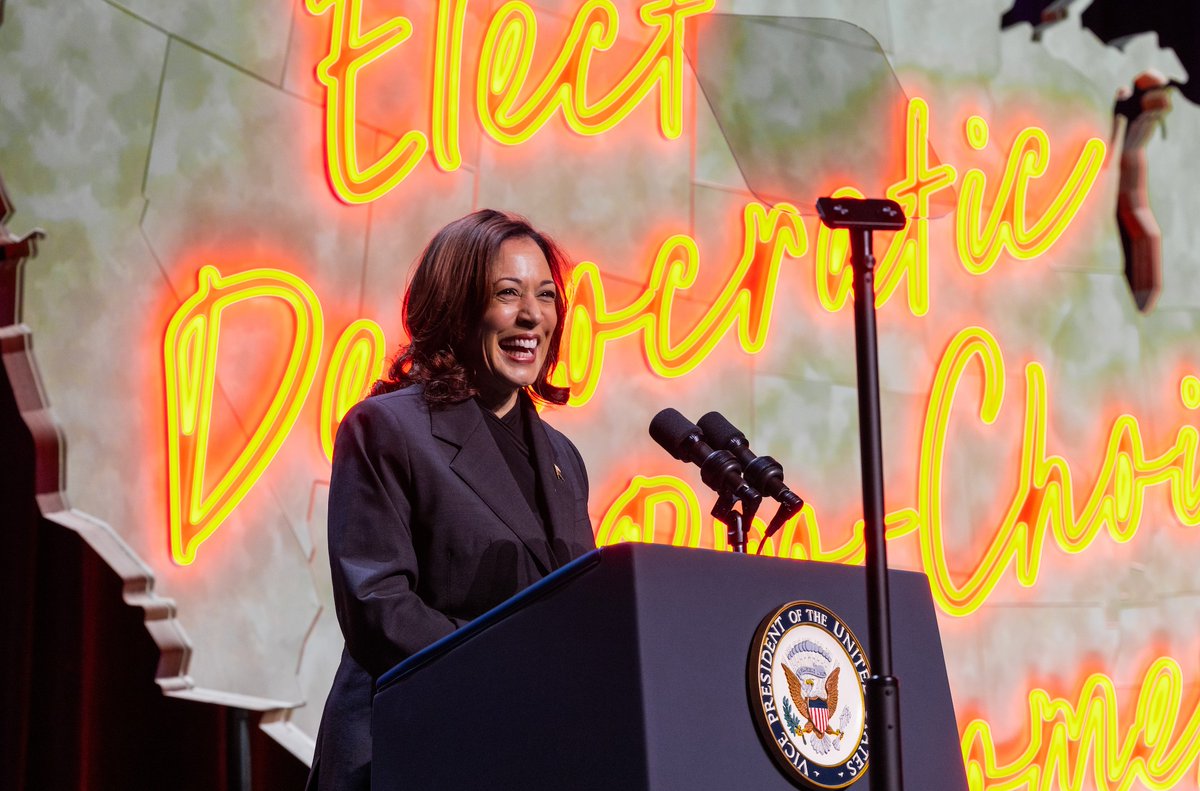 ElectWomenHQ's tweet image. “The people of America have voted for freedom and not by a little, but by overwhelming majorities…proving that the voice of the people has been heard by overwhelming margins and that the voice of the people will be heard.”

-VP @kamalaharris at our We Are EMILY Gala 🤩
