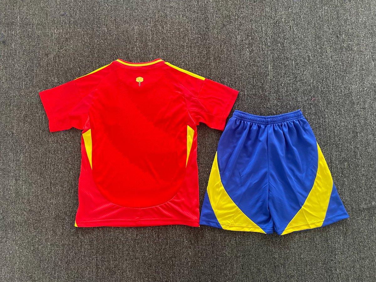 Nueva equipación infantil de la Selección Española

#españa #laroja #futbol #camisetasdefutbol #equipacionesdeportivas #camiseta #viral #fyp #foryou #parati