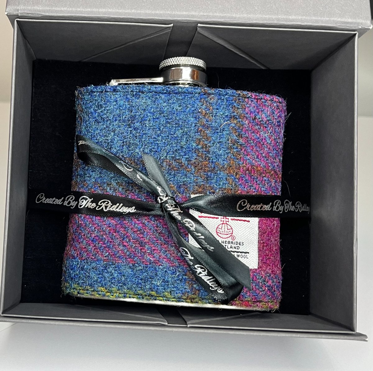 🎁 Sip in style! 🥃 Our Harris Tweed Hip Flask is back! 🌟 Indulge in luxury and be ready to gift with its beautiful box. 😍 Hurry, they're flying off the shelves! Don't miss out! 🎉 #HarrisTweedChic #HarrisTweedElegance #harristweedhipflask #harristweedgift #harristweedgifts