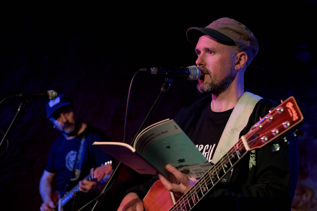 "Este proyecto, como muchos otros, nace porque nos gusta poner un poco de nuestro corazón en aquello que hacemos". Marc Martí habla con Alex García (<a href="/casbasmusic/">CASBAS</a>, <a href="/nueiband/">ɴᴜᴇɪ</a>, <a href="/Mallacanofizial/">Mallacán ofizial</a>) sobre su libro “Las Ausencias, las Ciudades y el Mar’: arainfo.org/?p=287269