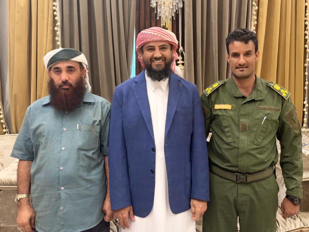 AbuZar3a's tweet photo. بذلت الأجهزة الأمنية جهوداً لا يُستهان بها في سبيل حقن الدماء المساهمة في ترسيخ الأمن والسلم الاجتماعي، كان آخرها التصدي لعمليات التهريب في منطقة الصبيحة، وإنهاء الفتنة والاقتتال وإعادة الأوضاع الأمنية إلى طبيعتها بمديرية الحد يافع.

ونحن بدورنا في مجلس القيادة الرئاسي أكدنا خلال لقائنا اليوم بالعميد حمدي شكري قائد الفرقة الثانية عمالقة، والعميد جلال الربيعي أركان قوات الحزام الأمني، أهمية الدور الذي تقوم به الأجهزة الأمنية في استتباب الأمن والاستقرار في تلك المناطق، وجددنا دعمنا ومساندتنا للقوات الأمنية في ترسيخ الأمن والسلم الاجتماعي وبسط سلطة القانون.