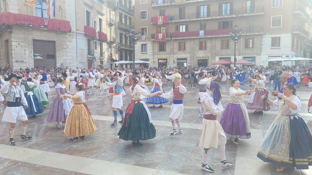 Vinguts dels pobles, amb una gran varietat d’indumentària i estils,🥁🎼 21 grups de ball dansen enguany en honor de la patrona. 🌹💐