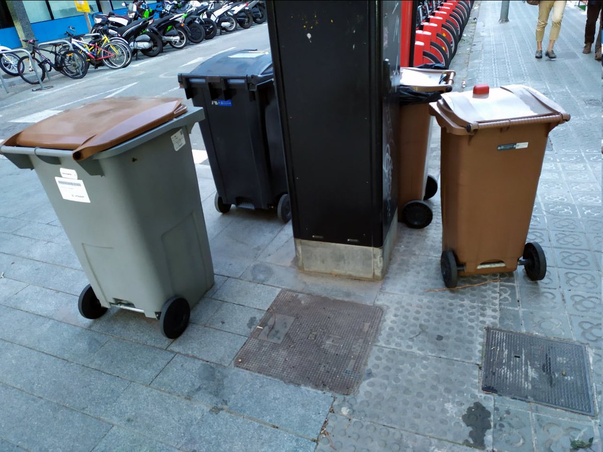 📢van dir q trauriem els contenidors dels carrers x a guanyar espai, però segons sembla ho han tornat a ocupar comprant bujols nous💰 però ara s'han d'encarregar els veïns d'ells👨‍👨‍👧‍👧com a premi🏆ens han pujat la Taxa💸tot un assoliment 💩#SantAndreu #PortaAPorta #reciclarsiaixino