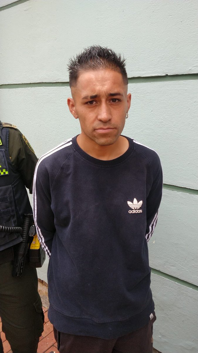 Juancamcfly's tweet photo. Hagamos famoso a este CRIMINAL que sin más ataca y pega a una señora de 80 años,gracias a la rápida acción de la @PoliciaBogota de la @Alcandelaria_ lo capturan, pero esperamos que @FiscaliaCol haga lo propio,este es un peligro para la sociedad!! @manolitosalazar @victorballestas https://t.co/YzFa0tY3RX