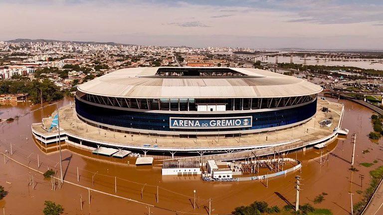 adutra_jr's tweet photo. Futebol, o que é Futebol?

Não é preciso aqui reescrever a enorme tragédia que estamos vivenciando no Rio Grande do Sul. Está muito bem documentada. A imprensa e o próprio povo têm gerado uma quantidade de imagens e depoimentos impressionantes.

Incrivelmente, em meio a tudo isso, algumas vozes de fora do Estado se ergueram, ignorando tudo isso e advogando em defesa do Futebol. Ou melhor, não do Futebol. Mas dos seus próprios interesses. Temem por prejuízos, eles dizem.
Ignoram totalmente que este Estado está única e exclusivamente fazendo o que é imprescindível para salvar sua gente, minimizar as perdas de vidas e atender os desabrigados com um mínimo de dignidade.  

Enquanto a CBF paliativamente cancelou as participações dos clubes gaúchos em algumas rodadas, a situação se encaminha para um impasse. Está muito evidente, pela medida tomada, que a CBF e também a CONMEBOL vão firmar posição e vão terminar por exigir que os nossos clubes retornem ao campeonato. Amarradas por contratos com seus patrocinadores, as entidades vão usar os clubes neste jogo, tentando transferir sua responsabilidade para seus federados.

Já tivemos uma pequena mostra com as posições explicitas do CAP e do Dragão, o que não surpreende, pois os clubes brasileiros jamais conseguiram ter uma agenda comum, em qualquer circunstância.

Assim como encontramos nas ações individuais do povo as maiores demonstrações de organização, desprendimento e solidariedade, talvez reste aos JOGADORES, os verdadeiros atores do futebol, a mostra de humanidade que está em falta nos gabinetes. 

Precisamos parar as competições. Ou que prossigam sem os nossos clubes, com garantias de que não seremos penalizados. É a famosa frase que todos conhecemos: Motivos de força maior.

Ainda nos resta esta esperança.