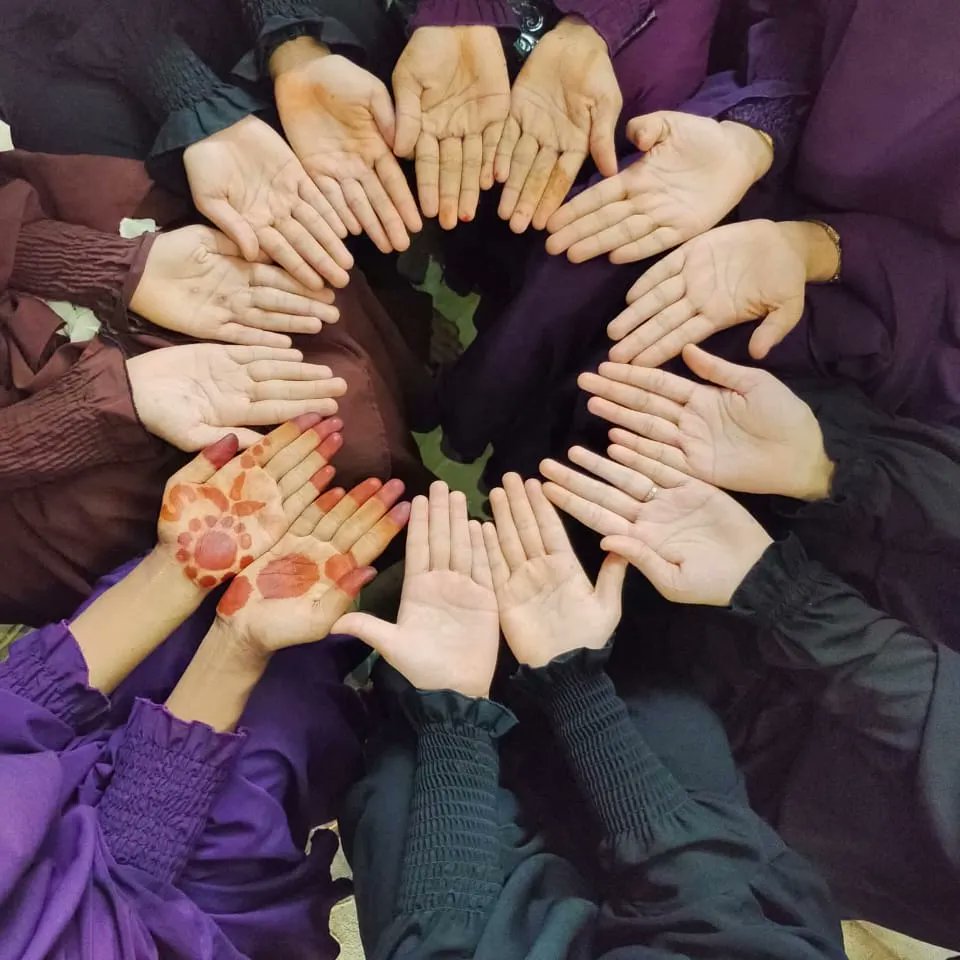 There are infinite possibilities in unity. And we can create magic. Hand in hand, we can light up the whole world.

#Unity
#StarFormation
#FriendshipGoals
#UnbreakableBond 
#Starsisters 

Photo: @ShahidaWin2