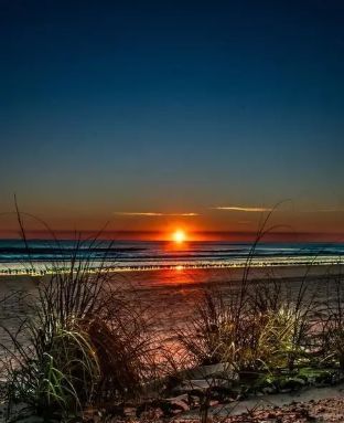LeeAnneGibbon1's tweet photo. Life and time are two great teachers. Life teaches us to make good use of time, while time teaches us to value life.♥️ Greetings from the Southern Hemisphere. #sunsetimages https://t.co/lXSuF1Vn3o