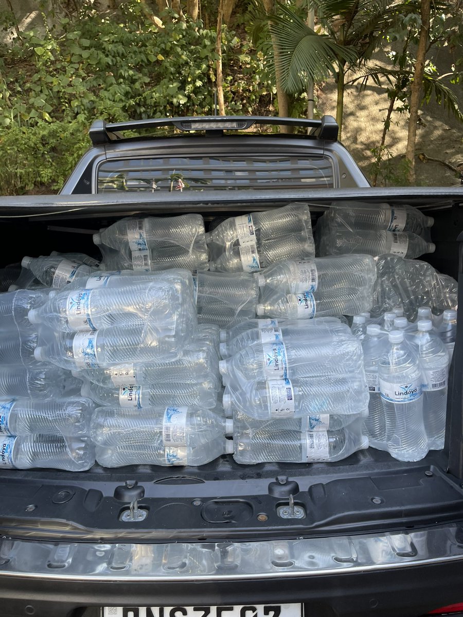 putzdaviid's tweet image. E la se foram, 50 fardos de agua ❤️ mais algumas sacolas de roupa!! Obrigado por sempre compartilhar das loucuras da vida!! @worldsofdemi