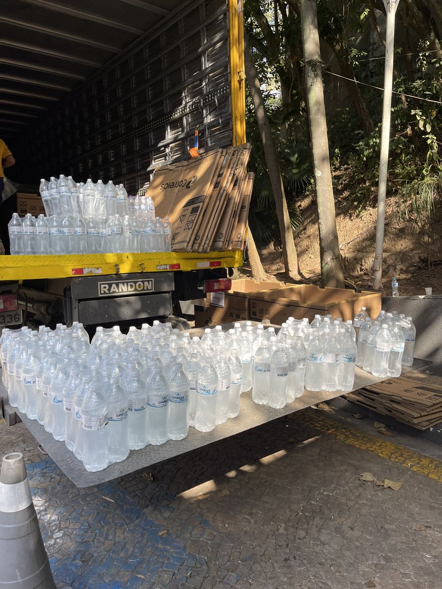 putzdaviid's tweet image. E la se foram, 50 fardos de agua ❤️ mais algumas sacolas de roupa!! Obrigado por sempre compartilhar das loucuras da vida!! @worldsofdemi