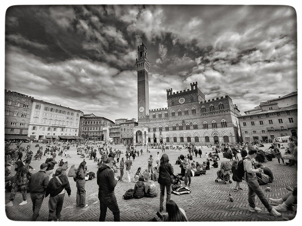 Siena, Italia 📷

#myphoto #blackandwhitephotography #monochromephotography #bandw #mono #monochrome #bw #mobilephotography #travelphotography