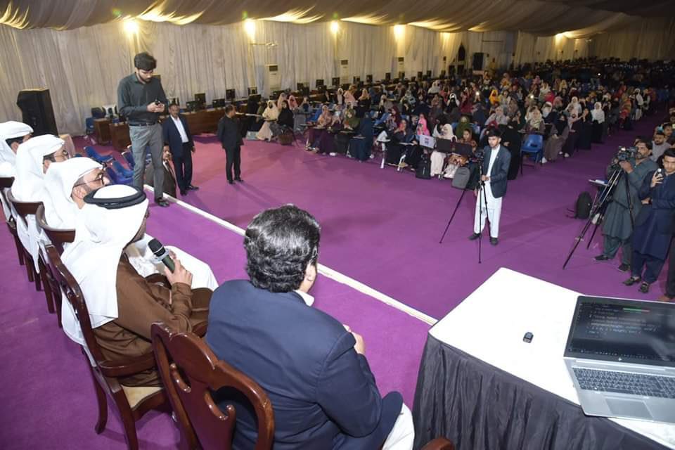 E. Hamad Obaid Alzaabi, the UAE Ambassador in the Islamic Republic of Pakistan, attends the sessions of free IT courses and programs for more than 50,000 students at Governor House in Karach, Sindh Province, in the presence of H.E. Bakheet Ateeq Al Remeithi, the UAE Consul…