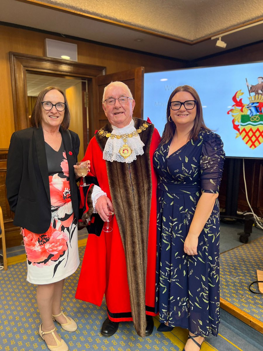 I was honoured to be invited to the Stafford Borough Mayoral ceremony today. Cllr Frank James has long been a faithful public servant & will be an excellent #Mayor for the Borough.
Great to see how the @uklabour-led administration is transforming the #TownCentre📷