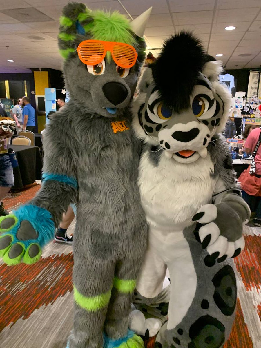 I got to meet one of my favorite suiters ever, and completely lost my dang mind. Thank you @Aurora__Fatalis you are super sweet!! 📸@cassiecoyote