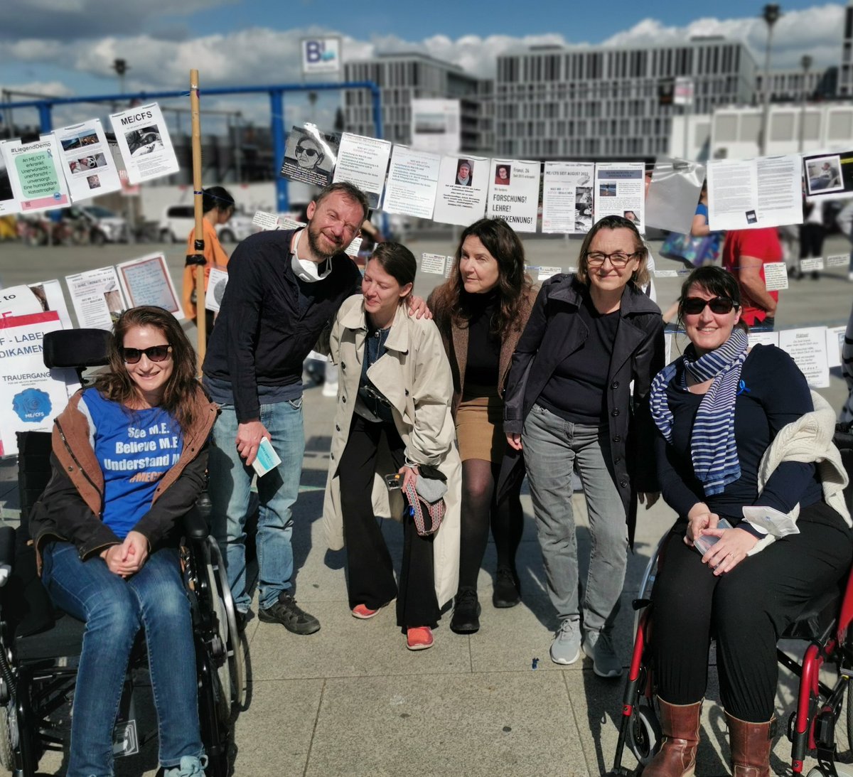 Was für ein Tag. Ich weiß gar nicht, wo ich anfangen soll, also einfach ein paar Impressionen querbeet, die ich peu à peu ergänze. 
1/x

#LiegendDemo #Berlin