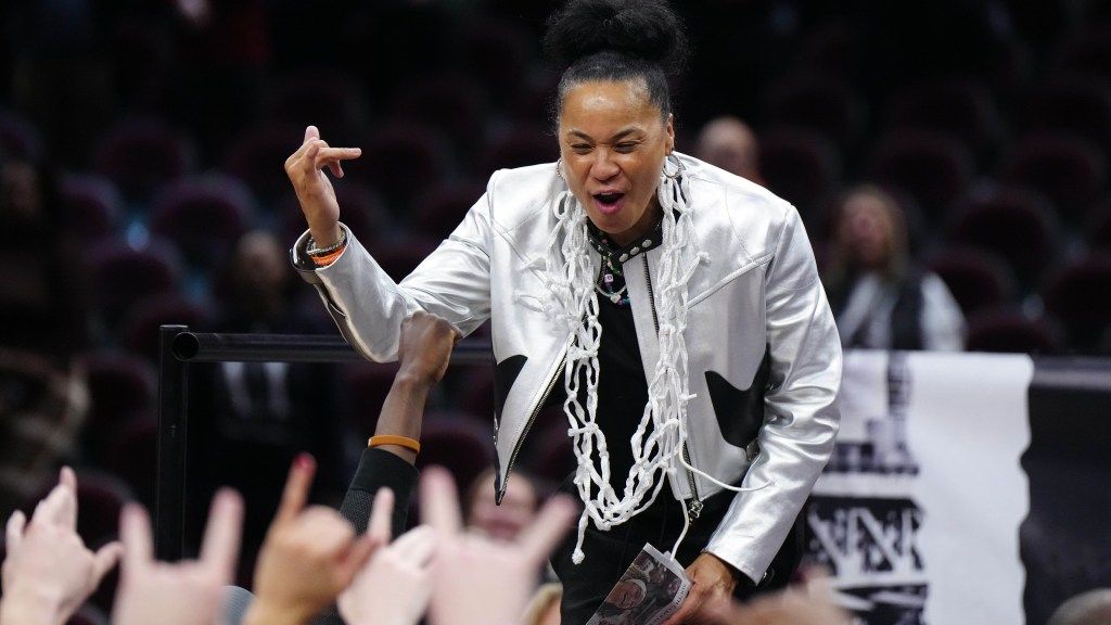Dawn Staley celebrated A'ja Wilson's new Nike line ahead of the Las Vegas Aces' preseason game in South Carolina ftw.usatoday.com/2024/05/dawn-s…