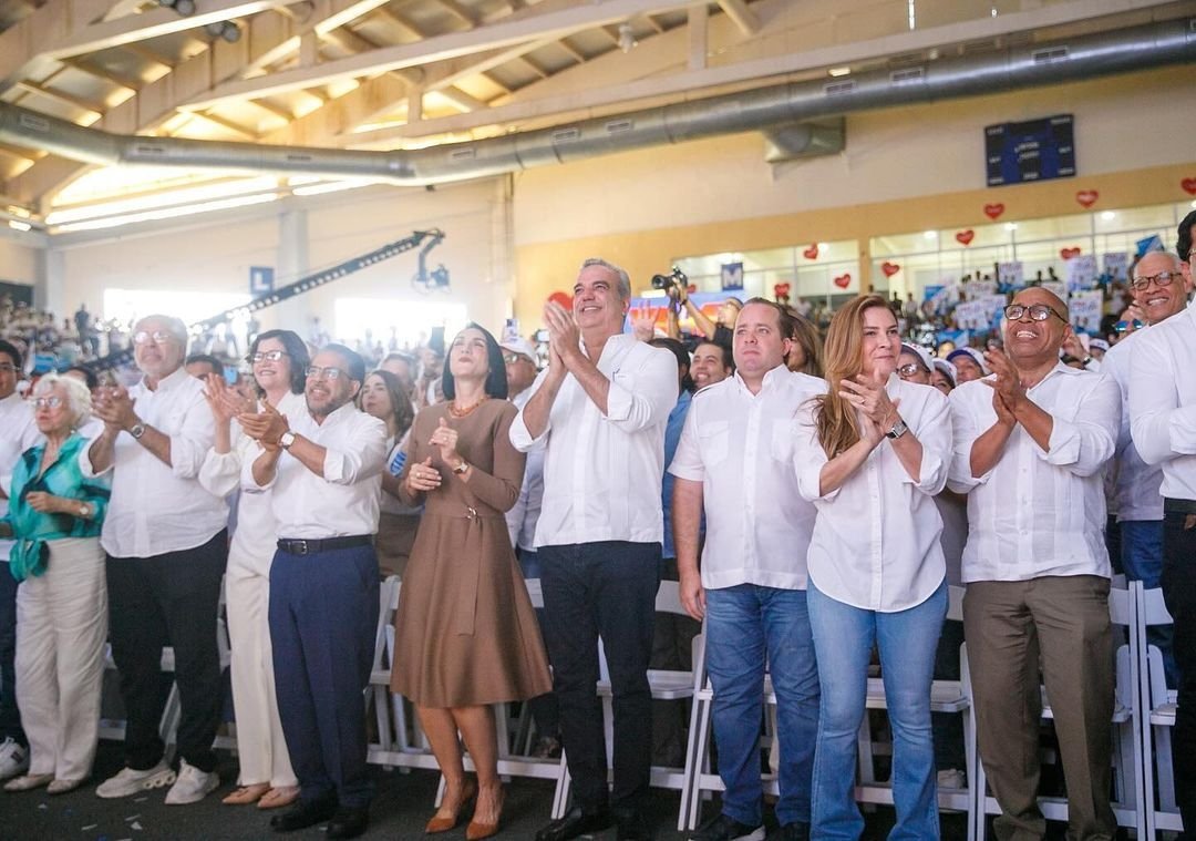 ElsidoDiaz's tweet photo. Acompañando al presidente @luisabinader que sigue 4 años, en el Pabellón de Voleibol del Centro Olímpico para sellar juntos el triunfo en la capital. ¡Lo mejor está por venir!

#PARTIDOMODA 
#SOMOSPARTIDOMODA 
 #ElCambioSigue #SellandoElTriunfo https://t.co/9KJqCovHPd