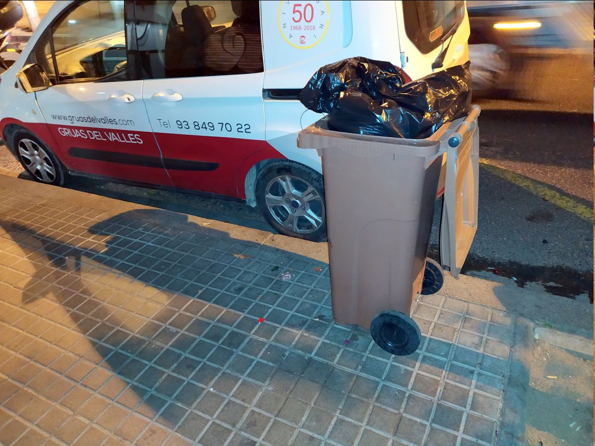 📢l'èxit del 💩#SantAndreu #PortaAPorta #reciclarsiaixino reciclatge de l'orgànica més paper i plàstic, bosses d'escombraries negres... i encara diuen que som un exemple a seguir