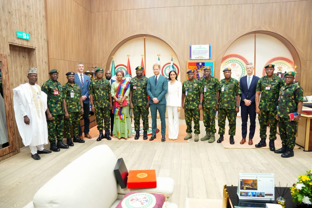 Prince Harry and Duchess Meghan with Nigerian military in Abuja 🇳🇬 #HarryandMeghaninNigeria