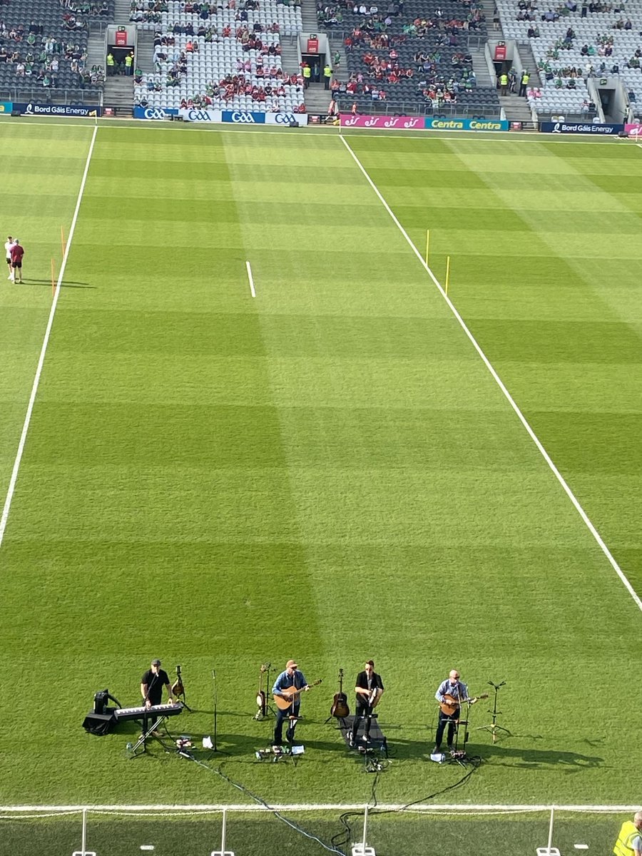 ⁦@SportRnaG⁩ The High Kings ag coimeád ceiling leis an skua Sat a thosnoidh Corcaigh v Luimneach I bapáirc Uí Chaoimh. 42,000+ ticead díolta