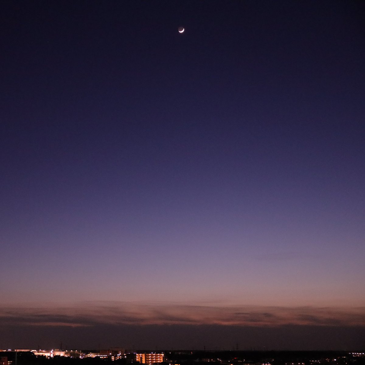 Crescent Moon this evening.
(Phase 3.3)

We will wait 11 or 12 days until #SLIM 🇯🇵 on the lunar surface gets power from the Sun.