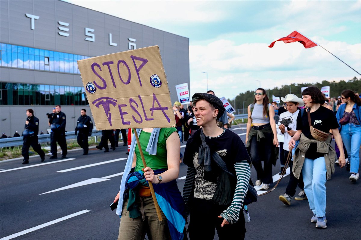 Onrust bij demonstratie tegen omstreden uitbreiding Duitse Teslafabriek rtl.nl/nieuws/buitenl…