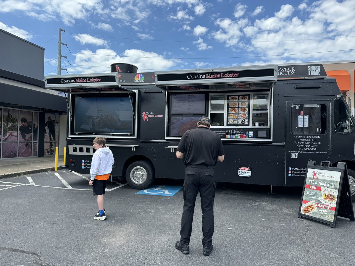 We chased down my favorite food truck today. Only five minutes from the  house. Wahoo !!! Maybe they'll show up at our show in Maine 🤣🤣!  #cousinsmainelobster #cousinsmainelobstertruck, image size:1200x900