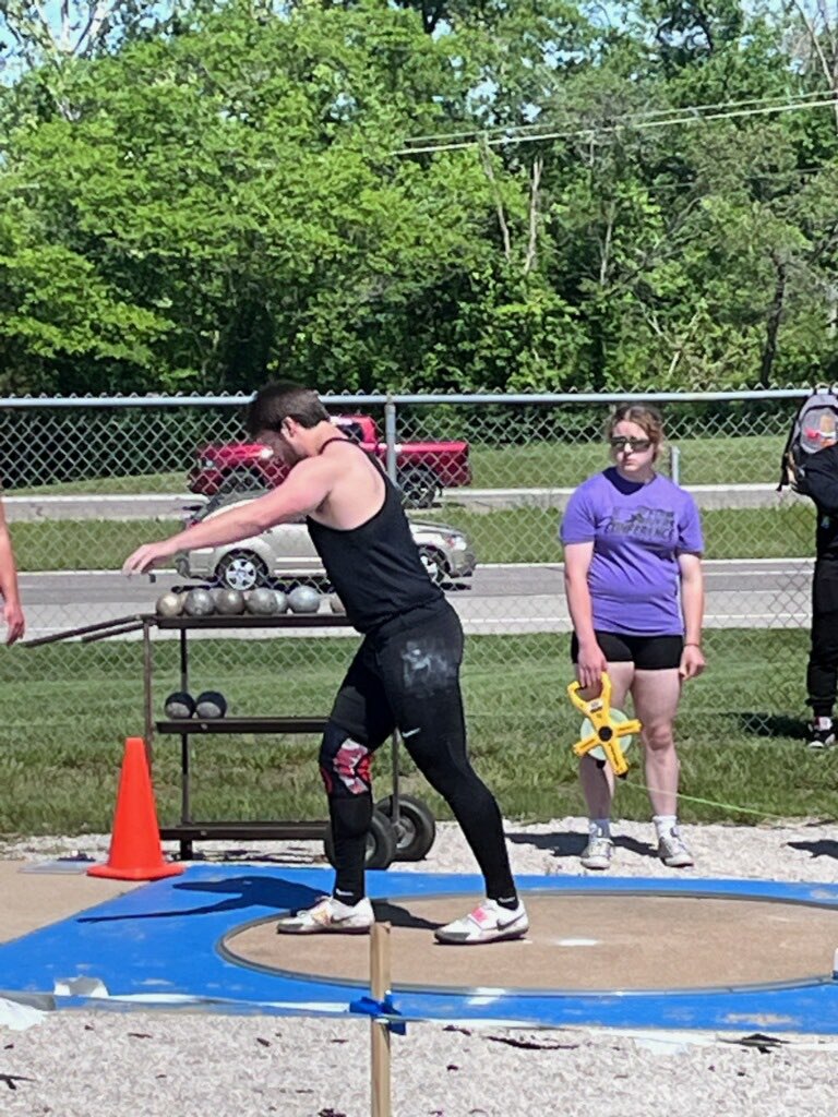 Chase Bresler qualifies with a 3rd place finish in shot put with a throw of 14.49 meters at the MSHSAA District Meet.