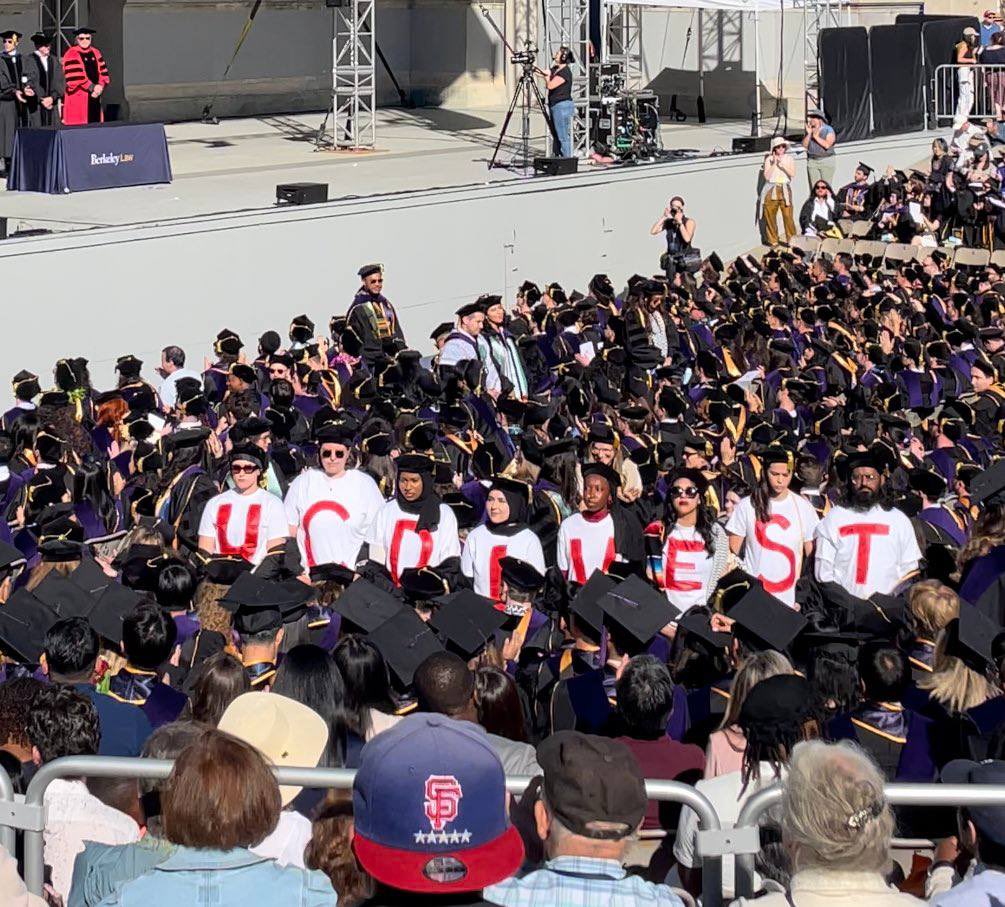 📍UC Berkeley Students formed the words “UC DIVEST” with their shirts in a protest at the UC Berkeley Law commencement.