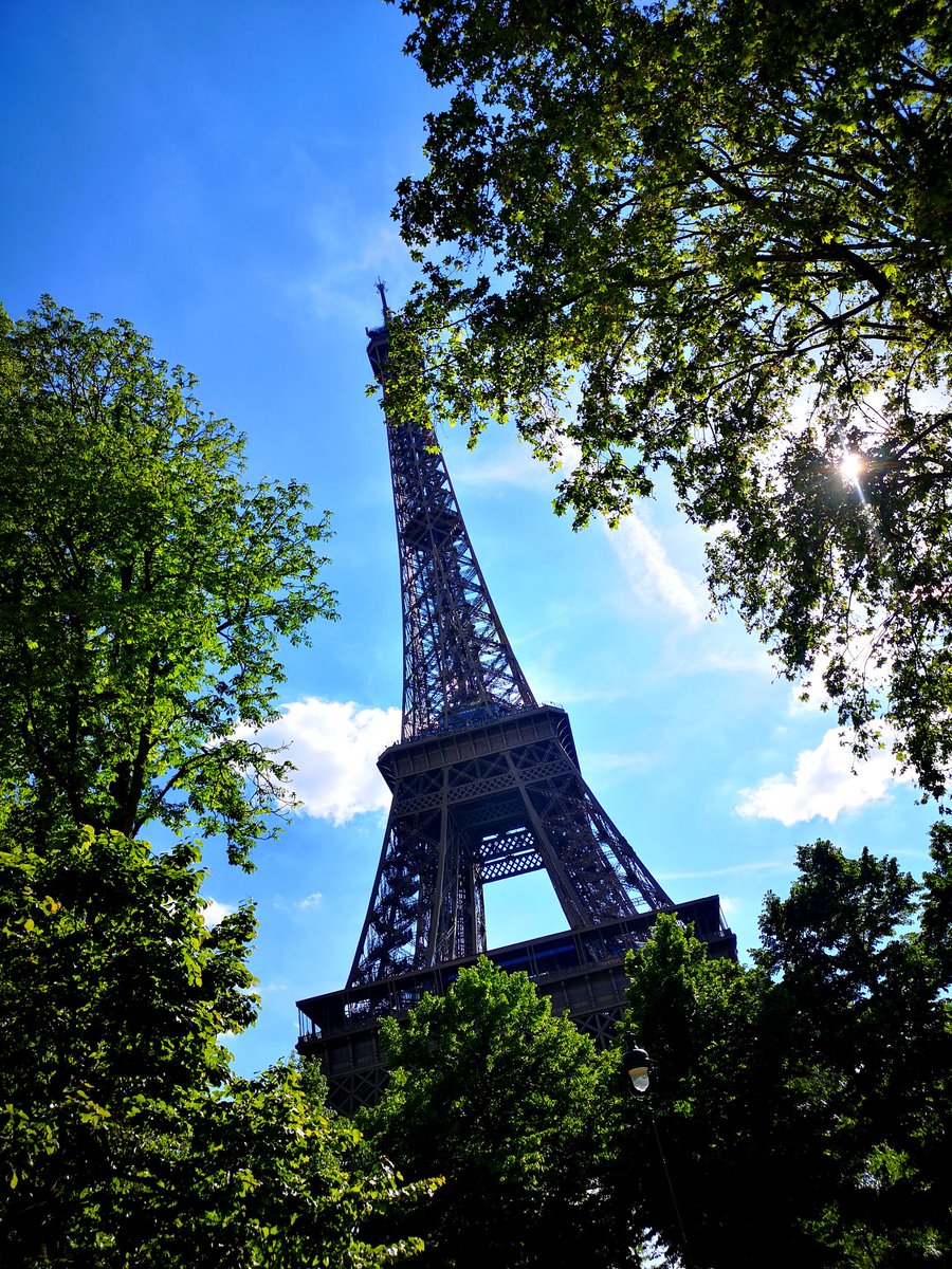 𝘉𝘢𝘤𝘬 𝘩𝘰𝘮𝘦. 

#backhome #eiffeltower #toureiffel #weekend #8mai #ascension #paris #france