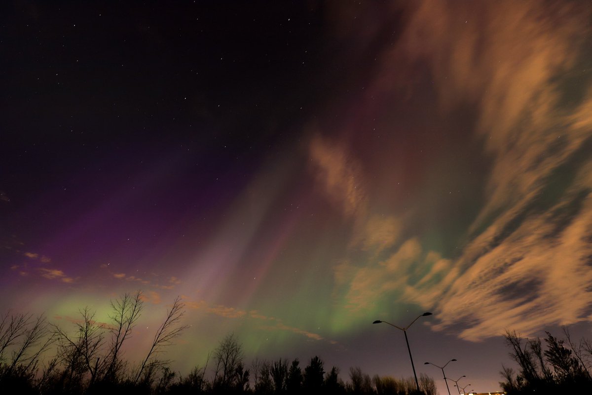 Kinxoc's tweet photo. @Montreal From my backyard (south shore) #Auroraborealis #auroreboreale #northenlights #Montreal https://t.co/VuEtmWTHnR