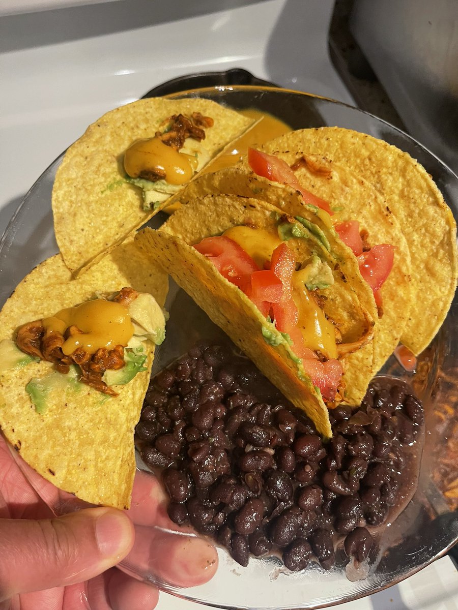 AllahMagnetic's tweet image. Who said Eating Healthy has to be boring? Hard Shell  #Vegan Tacos made w/ shredded &amp;amp; marinated King Oyster Mushrooms, Avocados, Tomatoes, Arugula &amp;amp; Cheez! Black Beans on the side. #HowToEatToLive because #HealthIsWealth #VeganRecipes