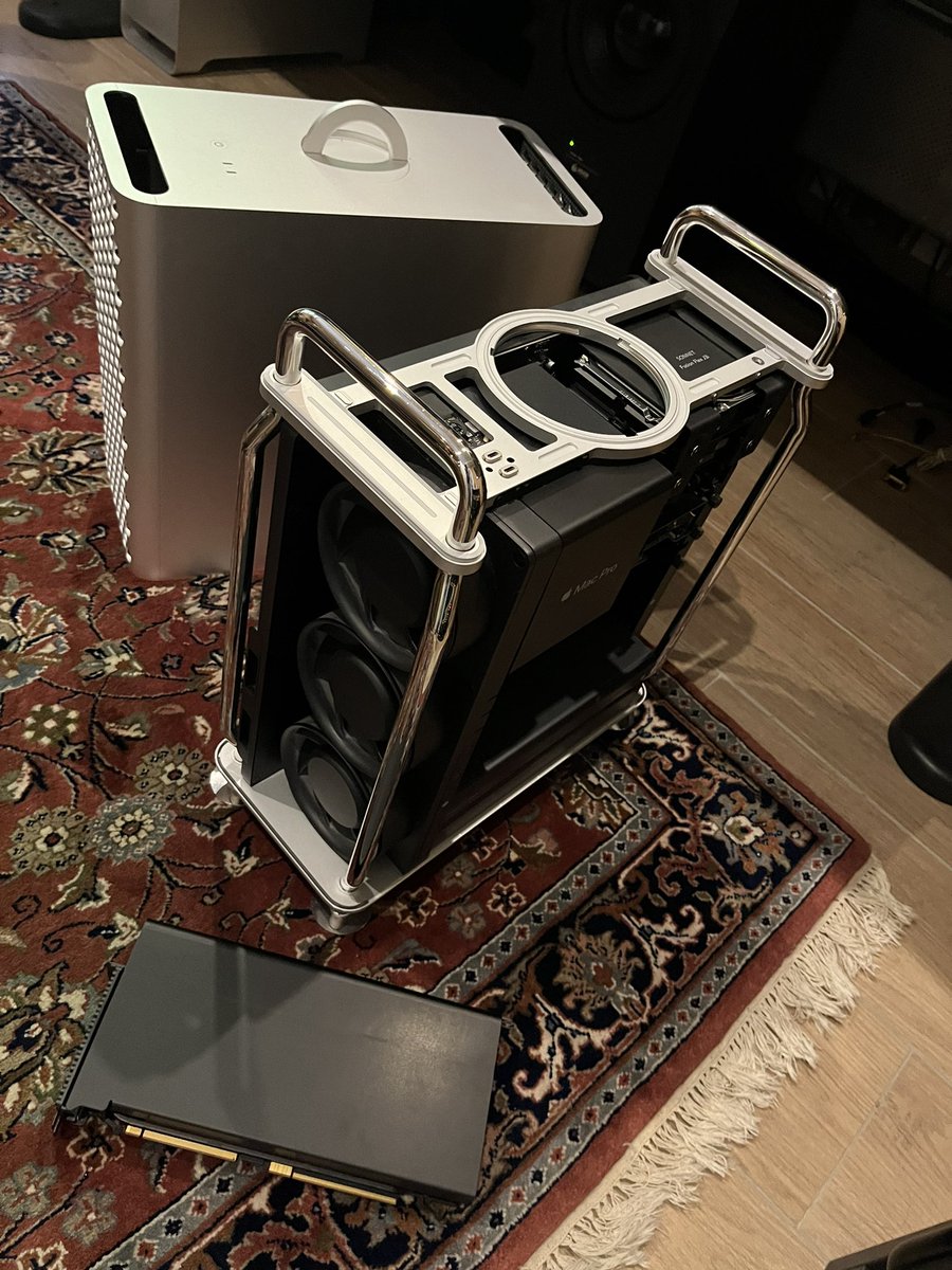 mikesmusicmedia's tweet photo. Weiter geht’s mit „Bastelstunde“ in unserem Tonstudio mit dem neuen MacPro. 🎶🎵🚀
#macpro #tonstudio #musikproduzent #mediengruppe #mikesmusic #avid #protools #dcontrol #neuehardware #wirhamspass https://t.co/IXwK5YJFRx