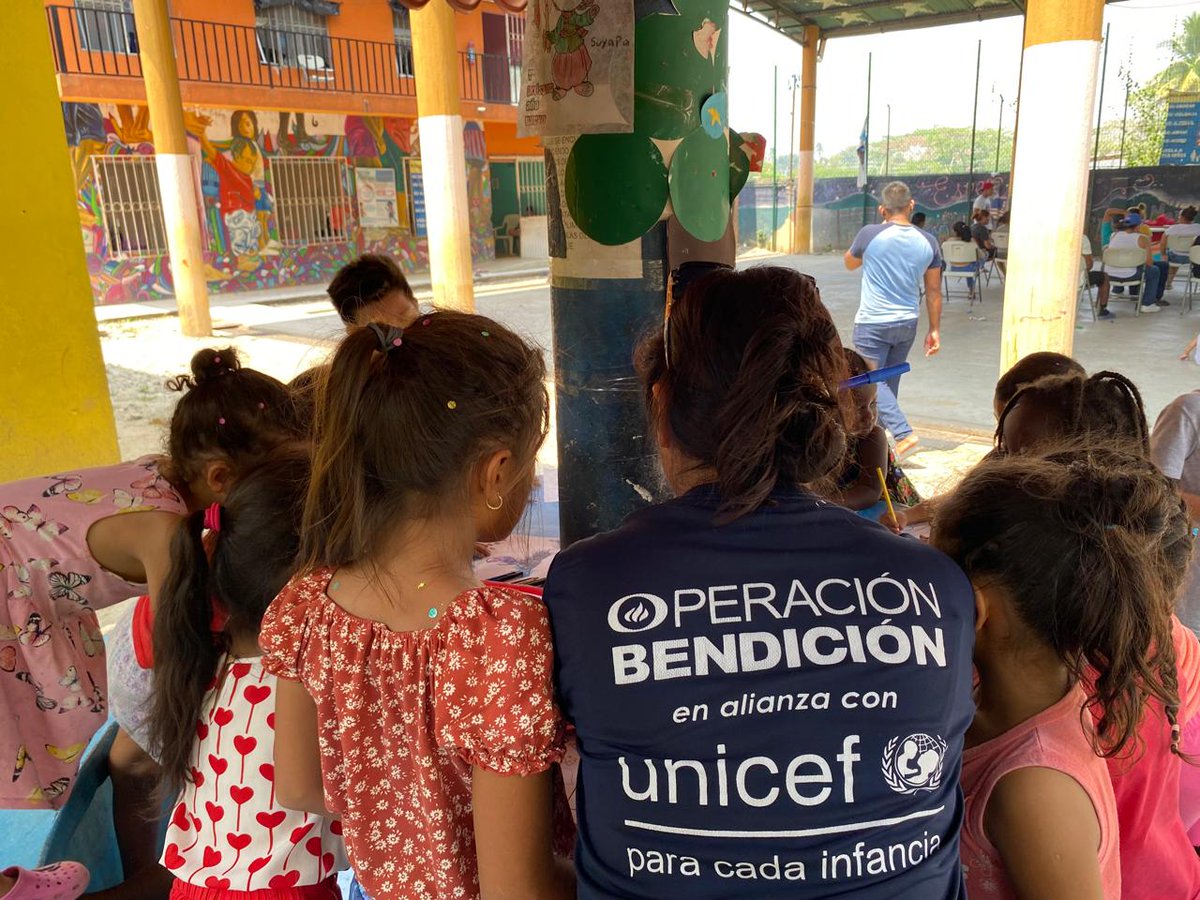 El pasado jueves recibimos a UNICEF en alianza con Operación Bendición como parte de su jornada Periodos en Movimiento, quienes brindaron una charla a la población de La 72 acerca de la higiene del manejo menstrual y los retos que representa menstruar en la frontera sur de México