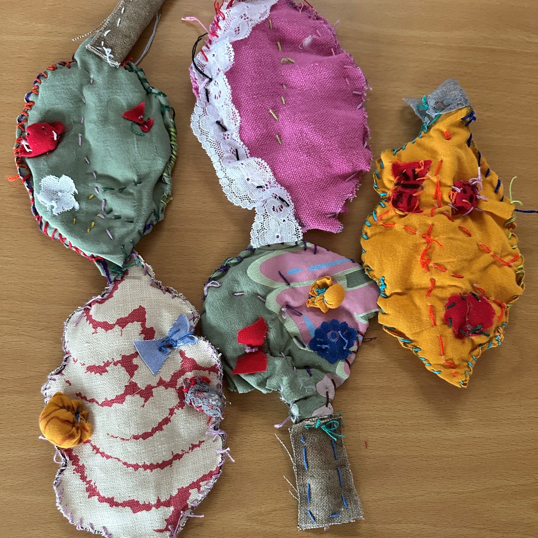 Artists Woo Jin Joo and Emily Hopkins explored environmental sustainability with Year 3 classes across four schools! Children transformed old textiles from home into soft sculptural objects. See more: bowarts.org/schools-colleg… #creativelearning #arteducation #KS1 #artcurriculum