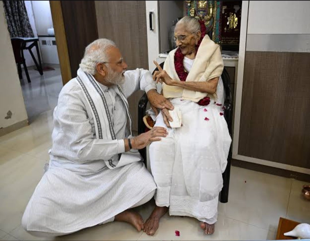 Saffron_OG's tweet image. Karma Yogi

3 : 30 AM - Death of Hira ba confirmed by the hospital 
6 : 00 AM - News of mother&apos;s death in public
9 : 30 AM - Antim Sanskaar done

No VIP visits
No traffic jams
No acres of land for samadhi

11 AM - PM back to duties &amp;amp; Launched Vande Bharat Train

#ModiForBharat