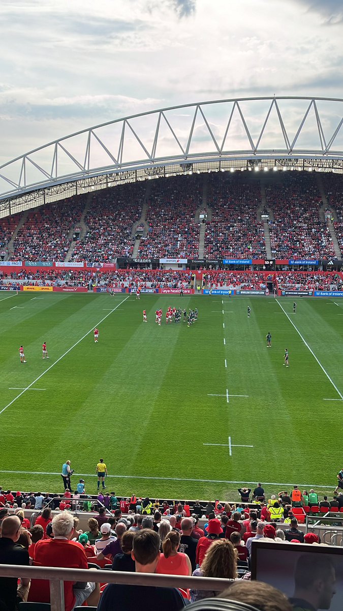 Over 20,000 in Thomond Park
Around 40,000 expected into PUC later

Is there anyone left in the province of Munster who isn’t at a match this evening?

Incredible turnouts 

#MUNvCON