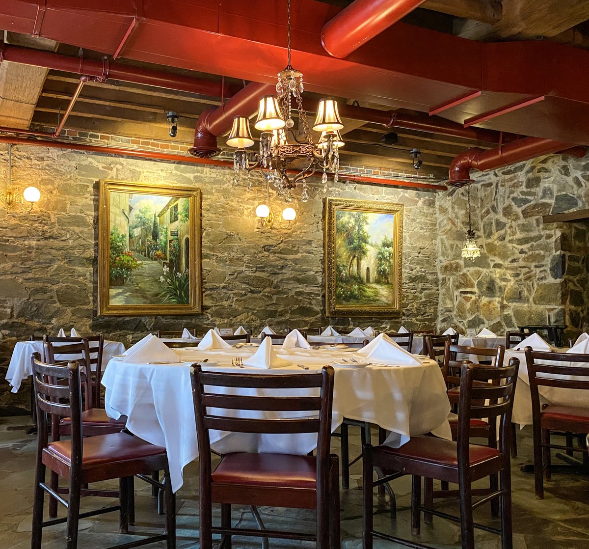 Experience the essence of Italy at Landini Brothers. From timeless flavors to warm hospitality, every bite is a journey to the heart of Italian cuisine.🥂✨
#supportlocalbusiness #foodandwine #virginiafoodies #visitalx #zagat #saveur #italiancuisine #onlineordering #dmvfoodie