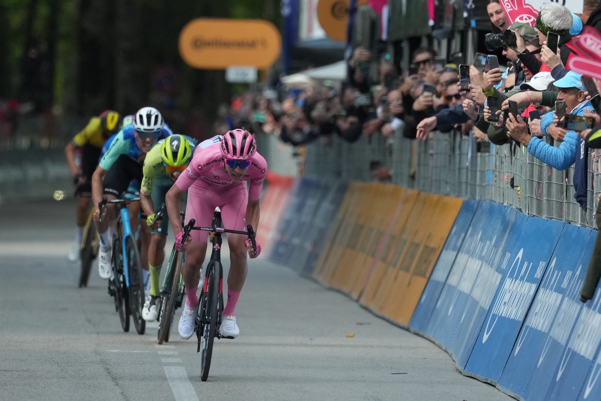 #GirodItalia 💗 / 🎙 Décla 🇸🇮 Tadej Pogacar (UAD) : 'Rafa (Rafal Maljka) m'a superbement lancé le sprint. C'est génial de gagner à nouveau ici, à Prati di Tivo ! Mes coéquipiers ont voulu jouer la victoire après avoir survécus à la première longue ascension.' 📷 RCS